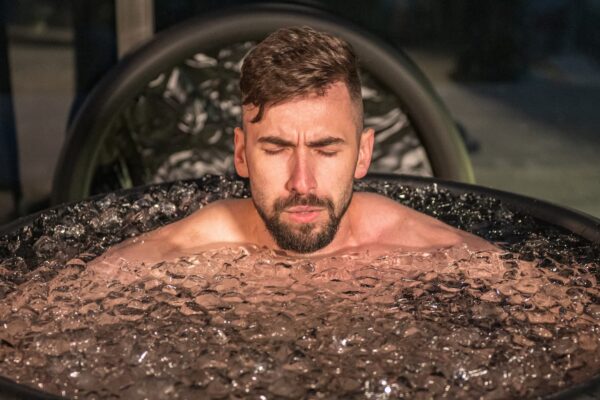 Bain froid et récupération : 6 bienfaits validés par la science
