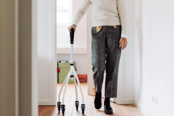 Rollator et aide à la marche : comment choisir un équipement rassurant au quotidien ?