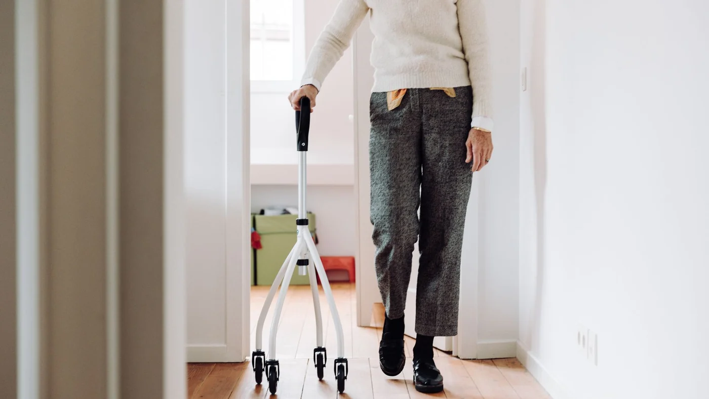 Rollator et aide à la marche : comment choisir un équipement rassurant au quotidien ?