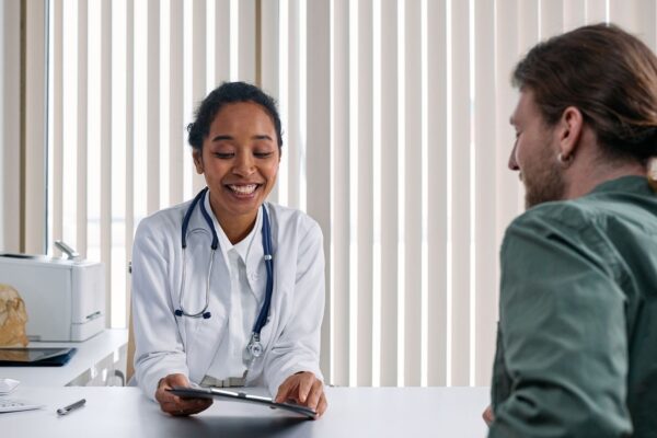 Douleur après biopsie de prostate : ce qui peut arriver et quand rappeler le médecin